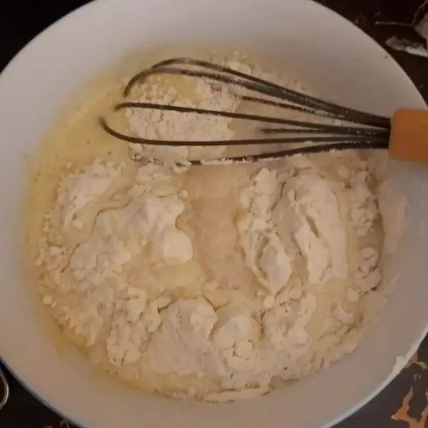 Masukan tepung terigu, baking powder aduk campur rata, lalu masukan santan.