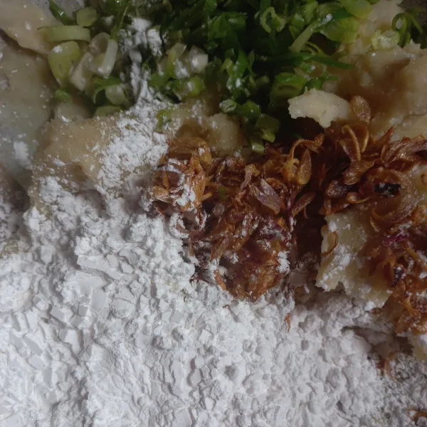 Lalu masukkan tepung tapioka, bawang goreng dan daun bawang.