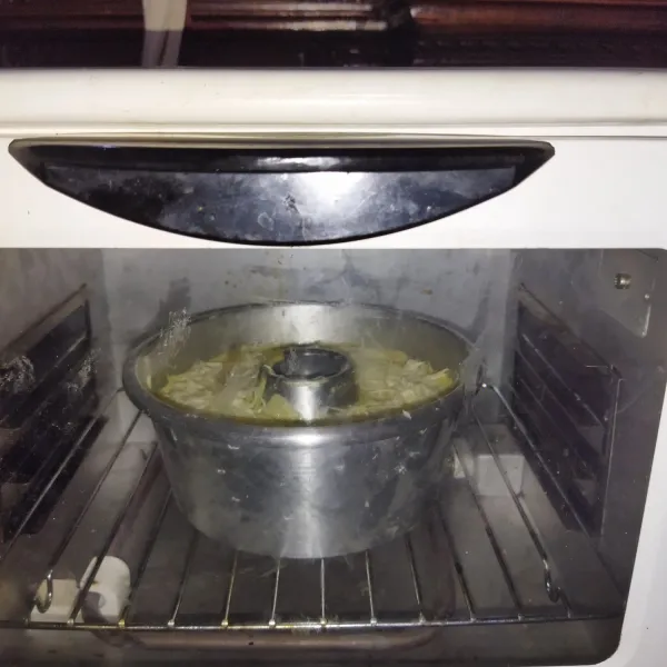 Lalu masukkan adonan  kedalam oven yang susah panas, oven dengan suhu 180°c dengan api atas bawah selama 20 menit, lalu turunkan suhu oven 150°c dengan api bawah, atau sesuaikan dengan oven masing-masing.