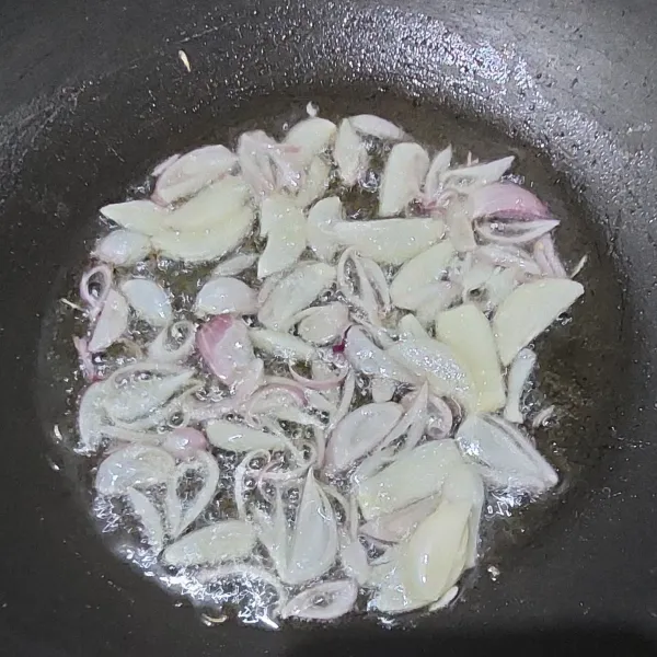 Panaskan minyak. Tumis bawang merah dan bawang putih hingga harum.
