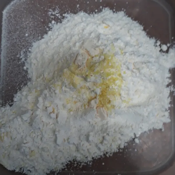 Campur bahan tepung pelapis lalu aduk rata.