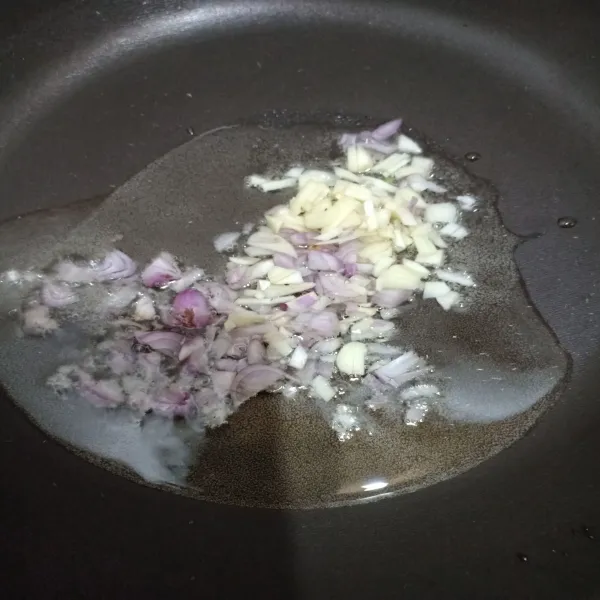 Tumis bawang putih dan bawang merah, kemudian cincang hingga harum.