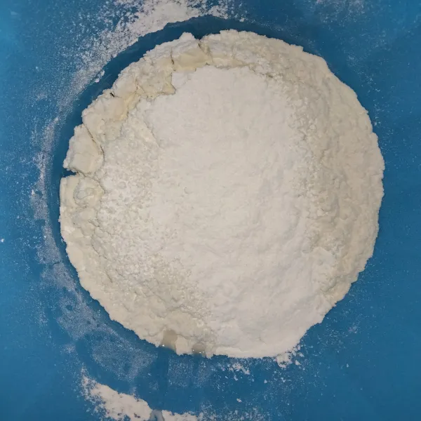 Campurkan tepung terigu, tepung tapioka, dan garam.