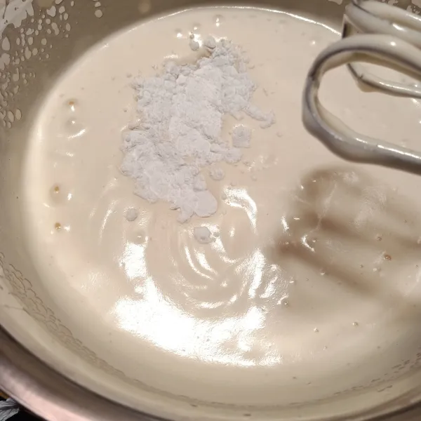 Setelah berjejak, masukkan tepung secara bertahap dengan kecepatan rendah sampai rata.