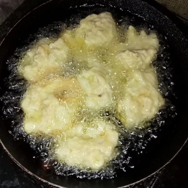 Ambil adonan dengan sendok makan dan goreng hingga matang.