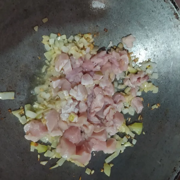 Tumis bawang bombay hingga layu, kemudian masukkan bawang putih cincang, masak hingga harum. Masukkan ayam, aduk-aduk sampai ayam berubah warna.