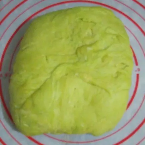 Campurkan tepung terigu, garam, dan tapung tapioka. Aduk sampai rata. Lalu buat lubang ditengah, dan masukan kocokan telur dan ekstrak daun sawi. Aduk lagi, lalu uleni menggunakan tangan. Tidak harus kalis asal tercampur rata. Lalu masukan minyak nya. Campur rata lagi adonan (agak keras yaa). Tutup plastik wrap dan biarkan 1 jam (proses ini yang akan membuat mie menjadi kenyal). Lakukan hal sama untuk adonan yang memakai ekstrak air wortel.