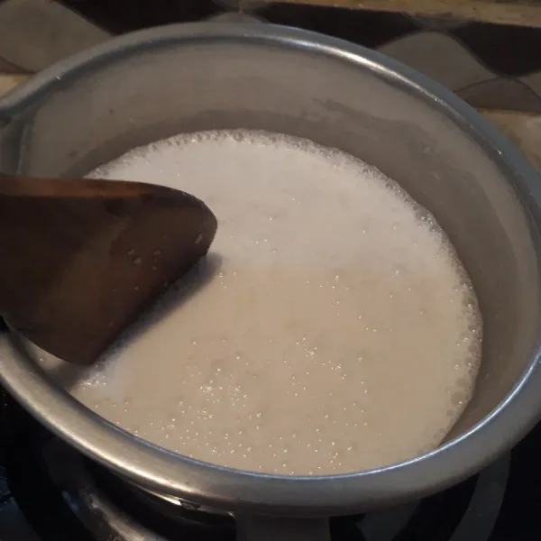 Masak beras putih dengan air yang agak banyak dari biasanya.
