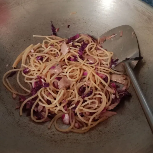Masukkan sambal bangkok, garam, dan kaldu jamur. Aduk rata, lalu masukkan spagetti, aduk rata kembali. Cicipi rasanya.