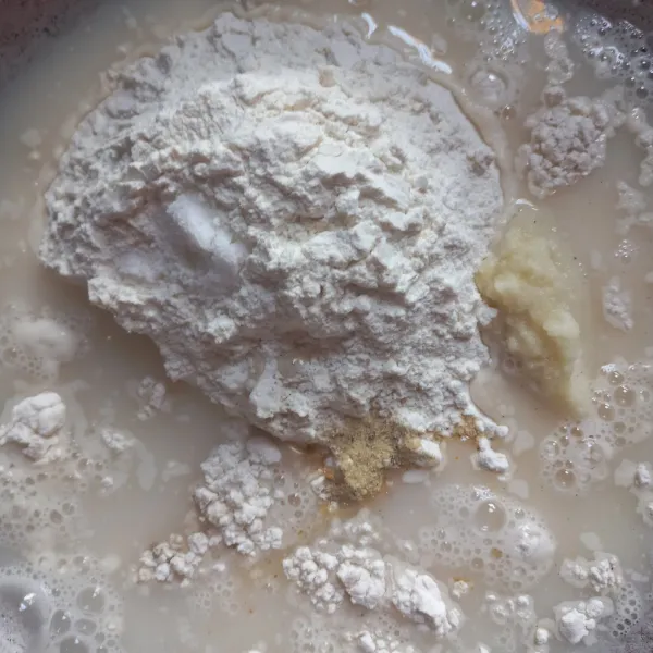 Masukkan ke dalam panci tepung terigu, air, bawang putih, garam dan kaldu bubuk, masak di api kecil.