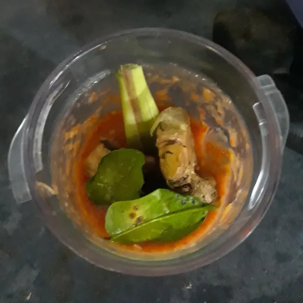 Blender cabe, bawang merah, bawang putih dan geprek lengkuas, jahe dan serai.