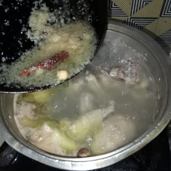 Masukkan bumbu yang sudah ditumis kedalam panci rebusan ayam.