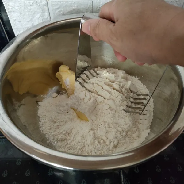 Campur unsalted, gula halus, garam, dan tepung terigu, aduk dengan pisau pastry.