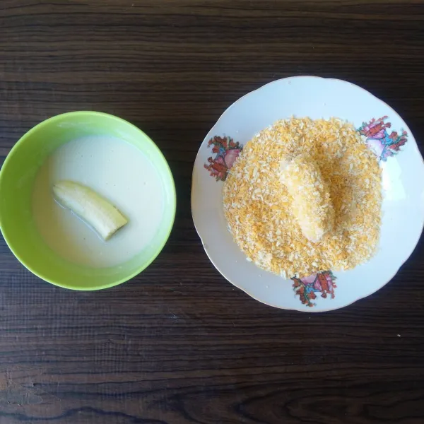 Celupkan pisang ke dalam adonan tepung, lalu balur dengan tepung panir sampai rata.