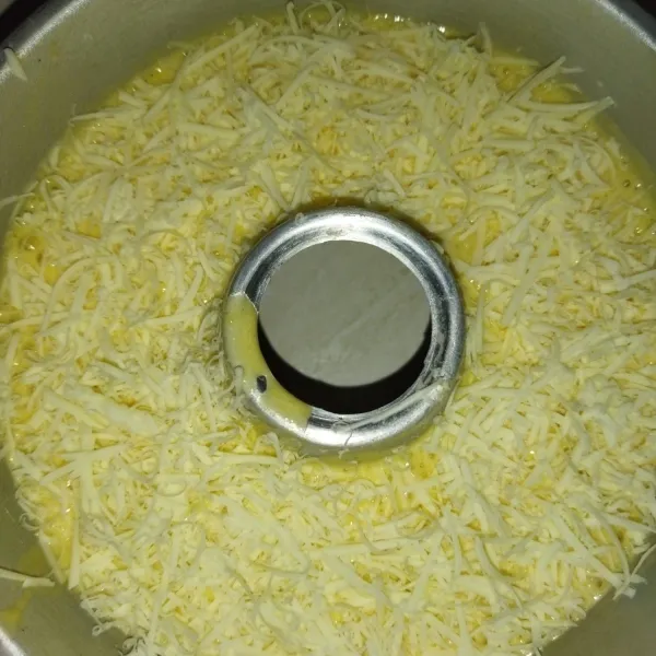 Lalu beri topping keju cheddar parut, secukupnya.