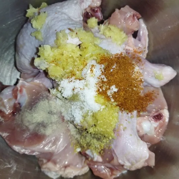 Cuci bersih daging ayam, lalu tambahkan bawang putih yang sudah dihaluskan, garam, kaldu bubuk, lada bubuk dan cabe bubuk.