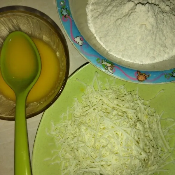 Siapkan bahan-bahan : siapkan wadah masukkan tepung terigu dan baking powder, aduk rata. dalam wadah lain, siapkan butter yang sudah dilelehkan. dalam wadah lain juga, siapkan keju cheddar parut.