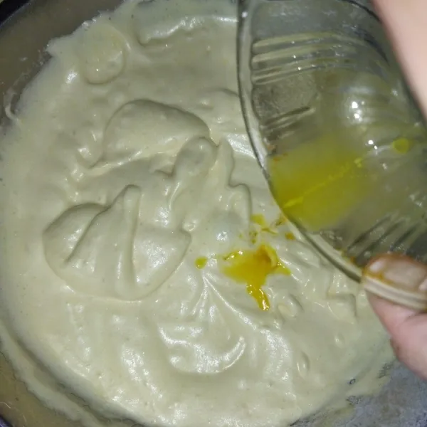 Lalu tambahkan margarin yang sudah dilelehkan, aduk dengan spatula dengan teknik aduk balik, aduk hingga tercampur rata.