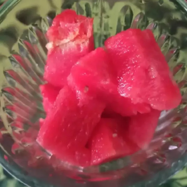 Potong semangka.