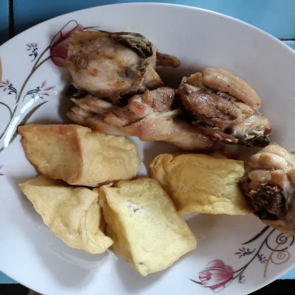 Goreng ayam dan tahu hingga kecokelatan.