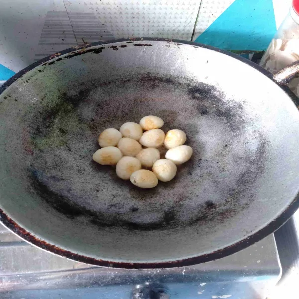 Goreng telur puyuh di minyak panas, sampai telur puyuh berwarna kecoklatan.