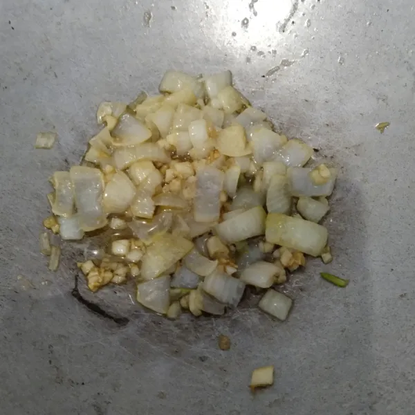 Tumis bawang putih yang sudah dicincang dan bawang bombay sampai harum lalu sisihkan.