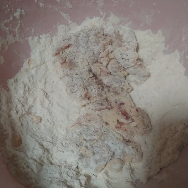 Lalu lumuri dengan tepung kering sambil sesekali ditekan-tekan agar tepung menempel.