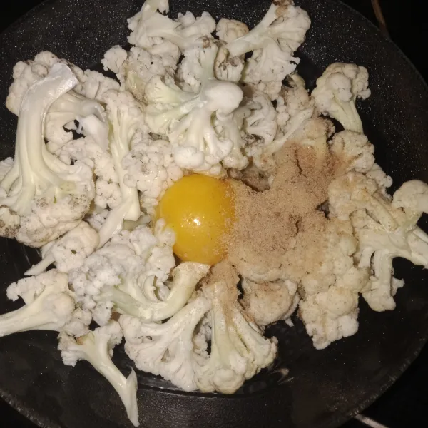 Beri sayuran dgn satu butir telur, kaldu bubuk, 1sdm tepung terigu dan secukupnya air, aduk rata dan diamkan selama 10 menit.