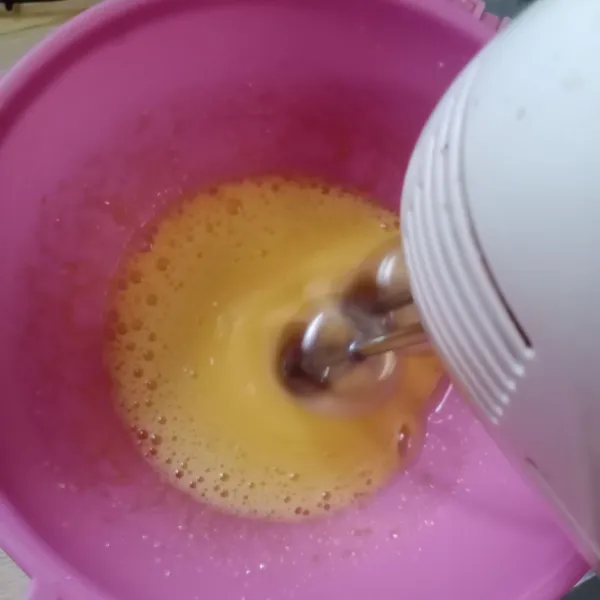 Mixer telur dan gula pasir sampai gula larut.