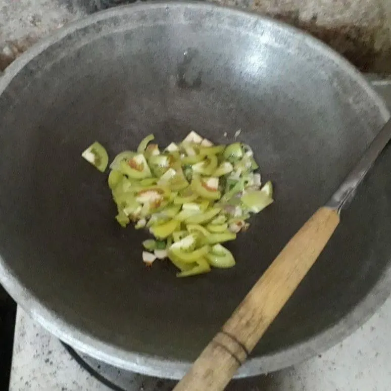 Step 4 Tumis Tongkol Suwir Tomat Hijau