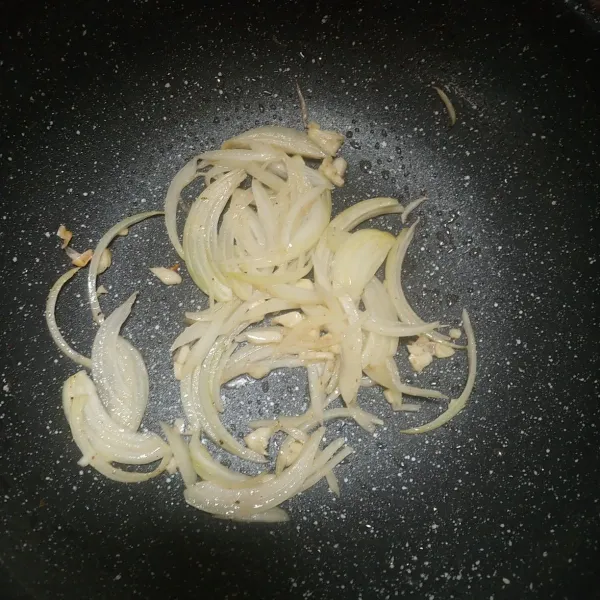 Untuk saus black paper, tumis bawang putih dan bawang bombay hingga harum dan layu.