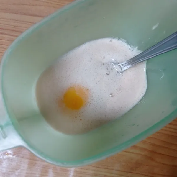 Campur air dengan ragi dan 1 sdt gula pasir, aduk. Biarkan sampai berbuih. Tambahkan telur, aduk rata.