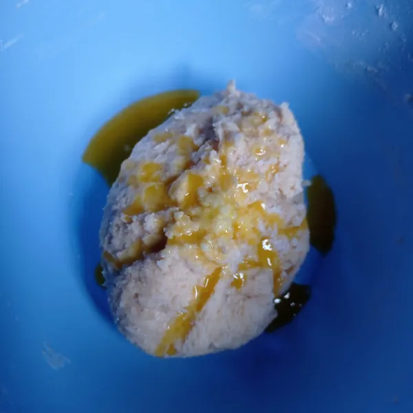 Tambahkan margarin cair dan garam, aduk kembali sampai tercampur rata. Lalu diamkan sampai mengembang 2 kali lipat.