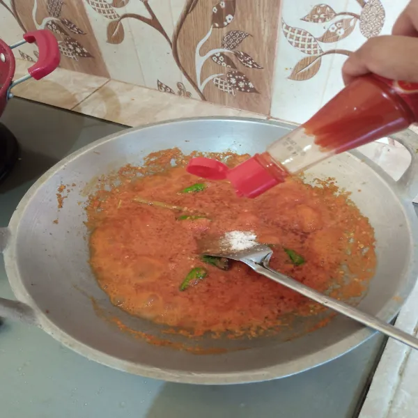 Kemudian masukkan saus tomat, garam dan gula, aduk sampai bumbu matang.