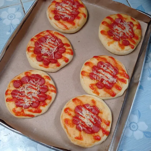 Panaskan oven dengan api besar selama 10 menit. Masukkan pizza, kemudian panggang selama kurang lebih 12 menit. Angkat.