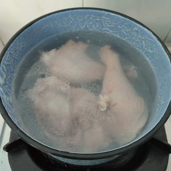 Cuci bersih ayam, kemudian rebus ayam hingga empuk. Buang air rebusan.