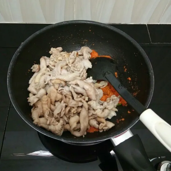 Lalu masukkan kulit ayam, aduk rata.