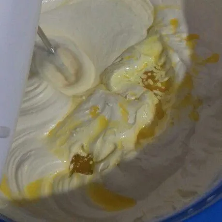 Masukkan margarin, kocok asal rata. Ratakan dengan spatula.