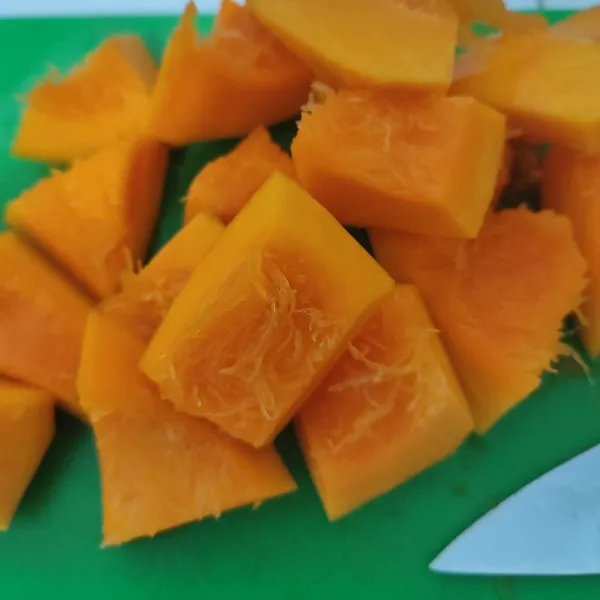 Kupas labu kabocha, cuci bersih kemudian rebus hingga empuk. Tiriskan.