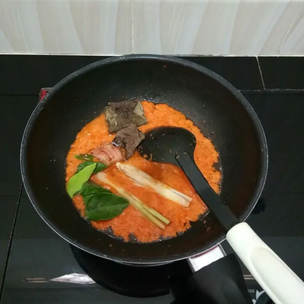 Panaskan minyak. Tumis bumbu halus, sereh, daun salam, daun jeruk dan lengkuas hingga bumbu matang.