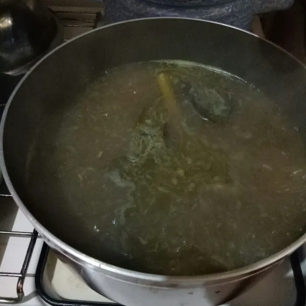 Kuah soto dipindah ke panci yang lebih besar, tambahkan air dan masak, koreksi rasa.