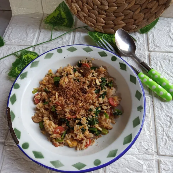 Pindahkan ke piring saji, hidangkan hangat dengan taburan bawang goreng.