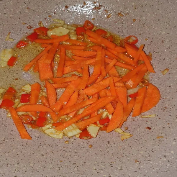 Masukkan cabai dan wortel, kemudian aduk rata.