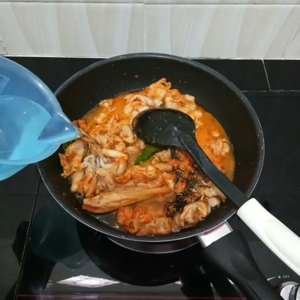 Masukkan air, aduk rata kembali.