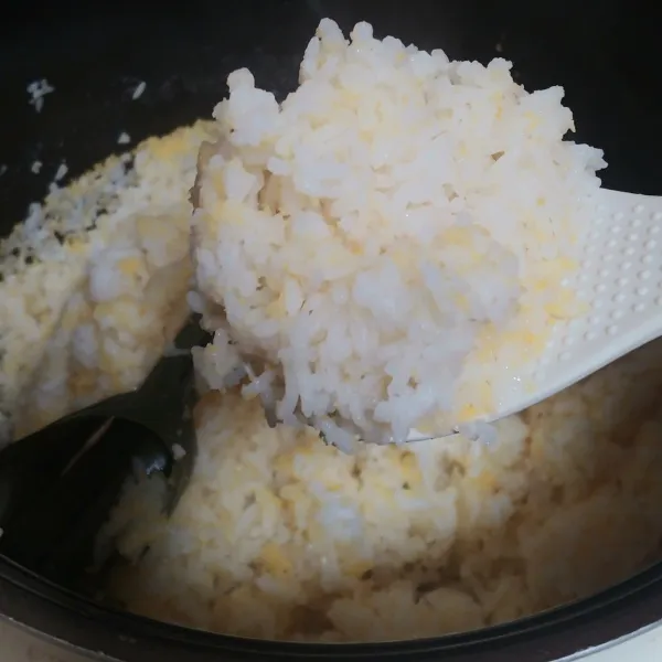 Aduk nasi yang sudah matang dan biarkan tetep hangat di dalam rice cooker.