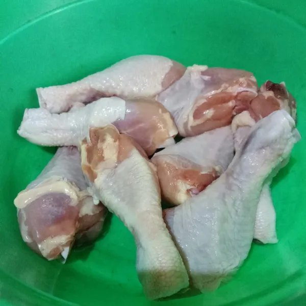 Cuci bersih ayam, lalu rebus selama 15 menit untuk menghilangkan kotoran. Tiriskan.