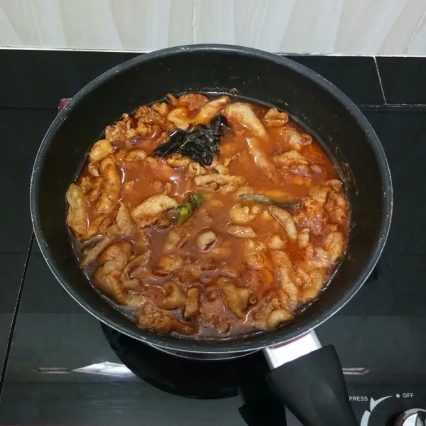 Masak hingga bumbu meresap dan kuah sedikit menyusut. Angkat.