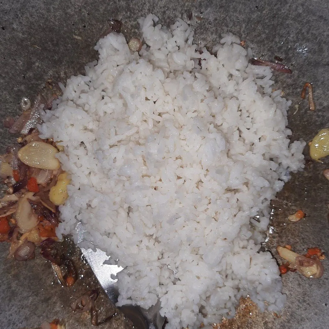 Step 4 Nasi Goreng Sosis Telur Bumbu Iris