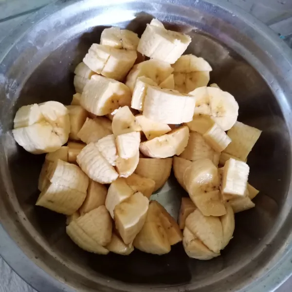 Belah pisang menjadi 4 bagian kemudian potong-potong.