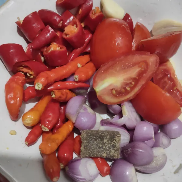 Potong kasar bawang merah, bawang putih, cabai merah, dan tomat.